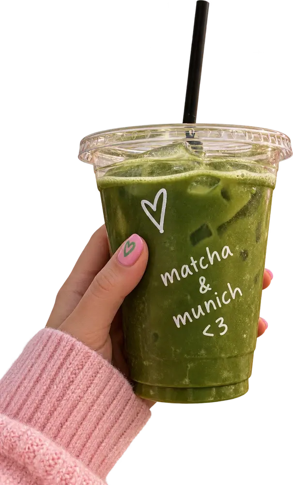 Eine Hand hält einen Iced Matcha mit der Aufschrift matcha & munich