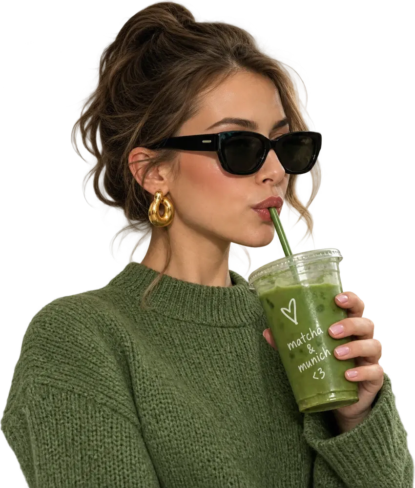 Eine junge Frau mit Sonnenbrille trinkt einen Iced Matcha